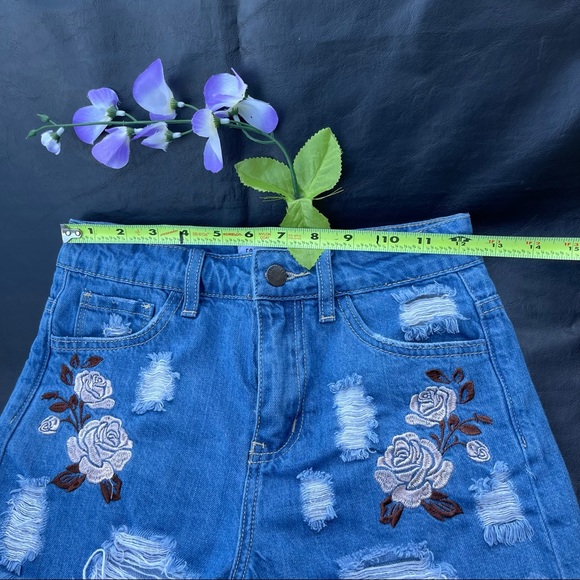 Fashion Nova Denim Distressed Shorts Floral Size S
Color blue - Picture 4 of 7